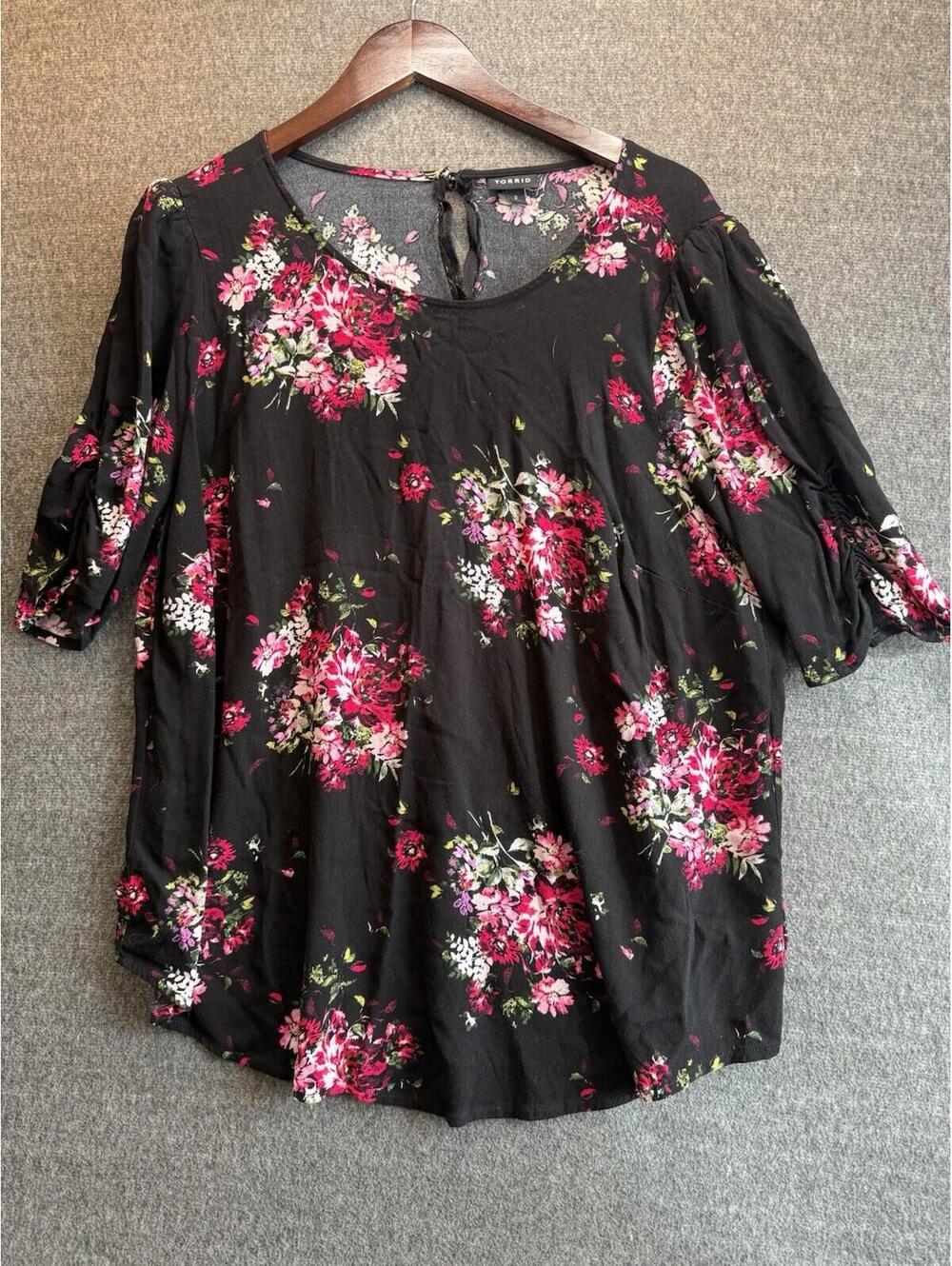 Torrid Size 2 - Womens Plus Blouse Top Crepe Ruched Floral Pink Black